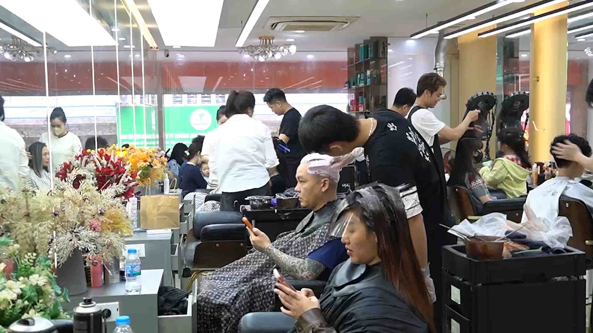 밤샘 미용사, 설날 맞이 손님 접대에 분주