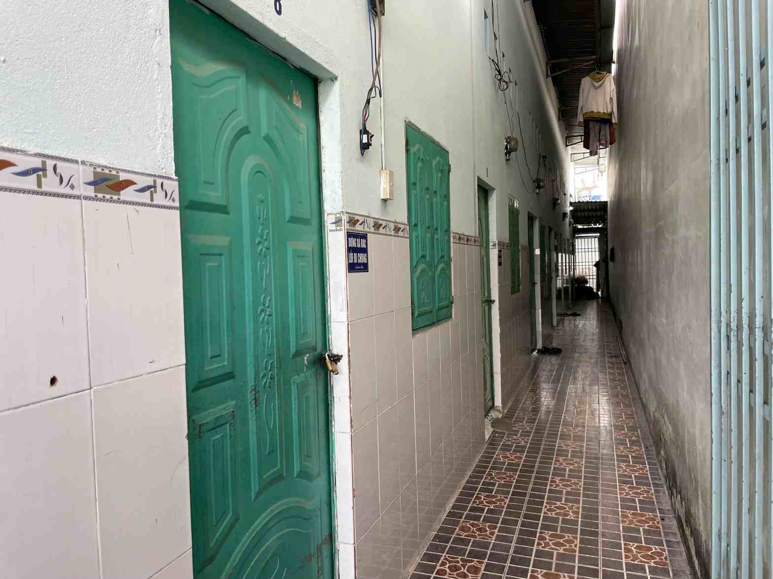 Các dãy trọ đã vắng công nhân. Ảnh: Đình Trọng