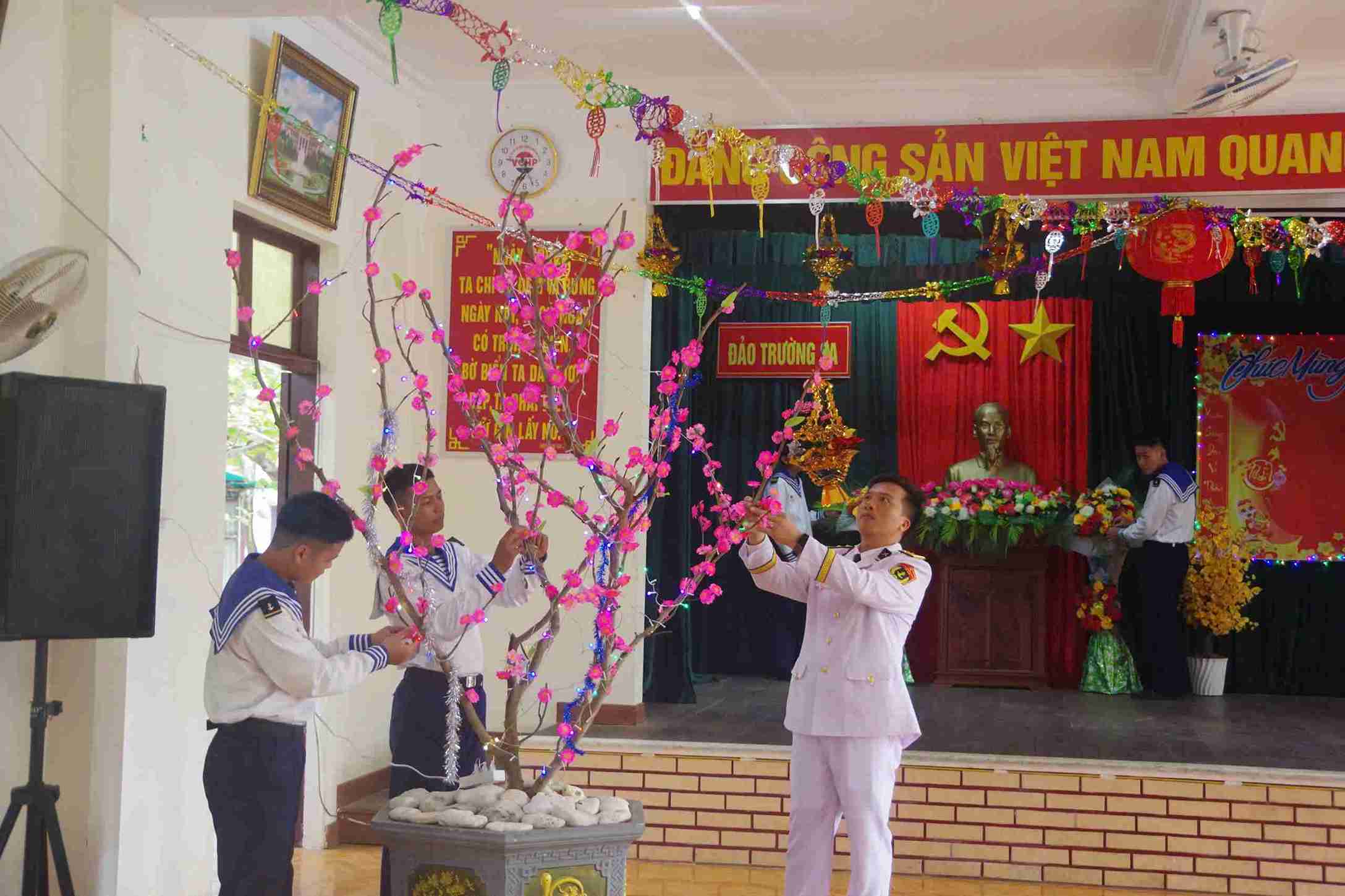 Các chiến sĩ trang trí Tết trên đảo. Ảnh: Đoàn Trưởng