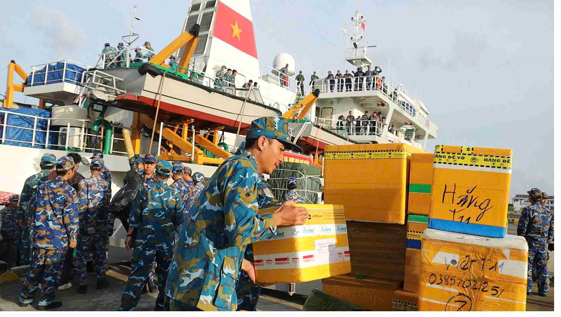 Vận chuyển nhu yếu phẩm từ tàu lên đảo. Ảnh: Đoàn Trưởng