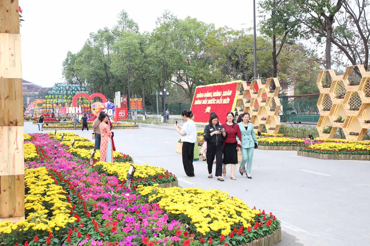 Tourists visit and take photos at Kinh Bac Spring Flower Street (Kinh Bac ward, Bac Ninh province). Photo: Linh Ngoc