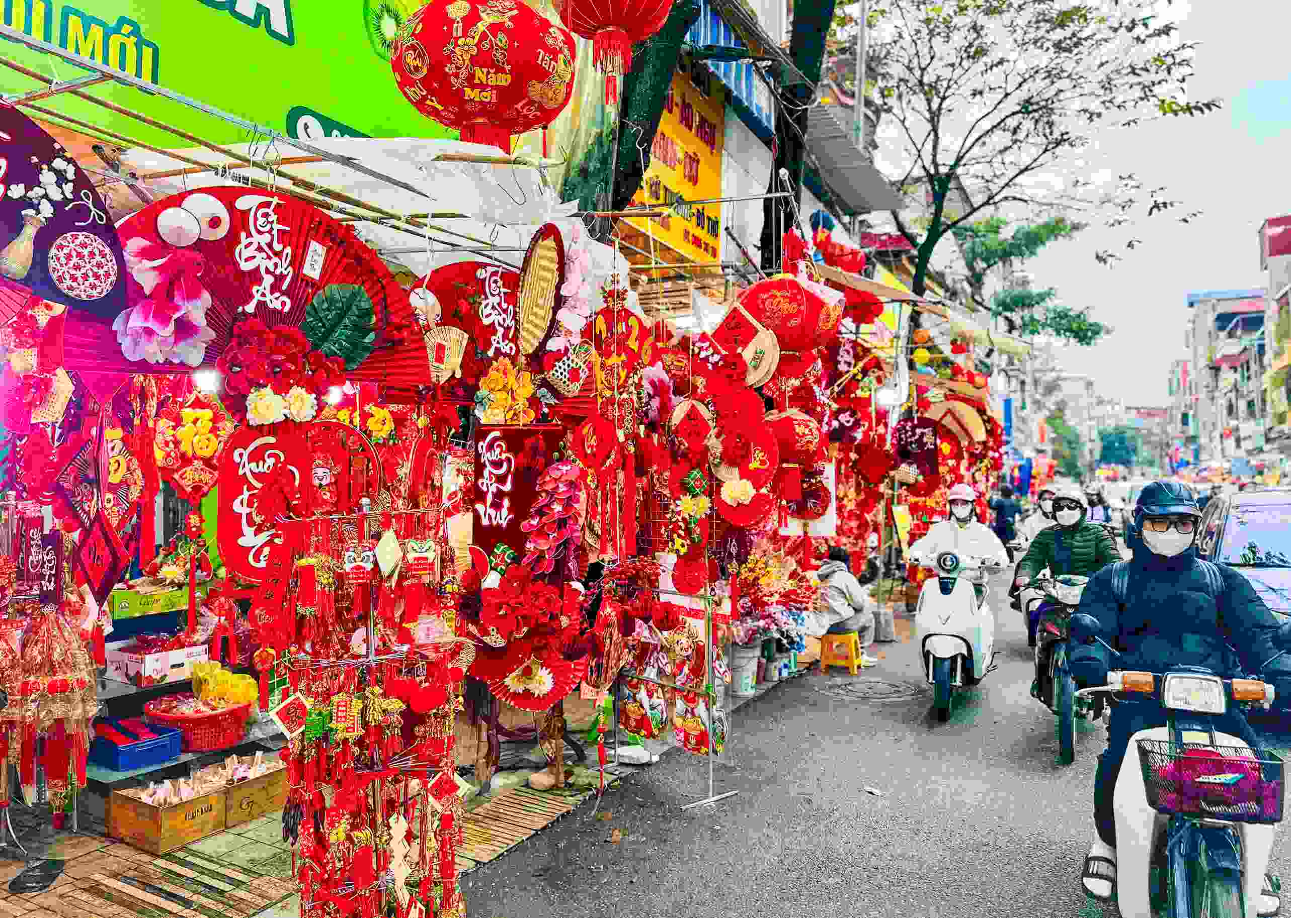 Các hàng quán bán đồ trang trí dịp Tết. Ảnh: Anh Dũng