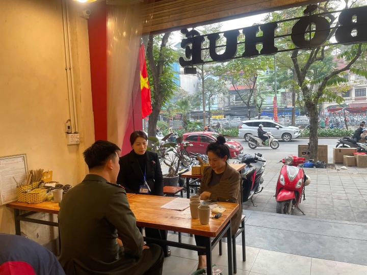 Cơ quan chức năng làm việc với cửa hàng bún bò Huế. Ảnh: Phường Nghĩa Đô