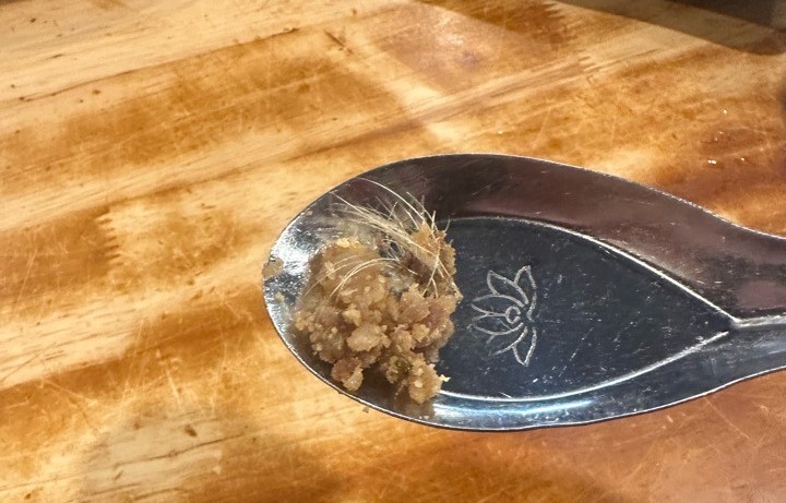 Hue beef noodle soup shop is complained about with food still with pig feathers. Photo: People reflect