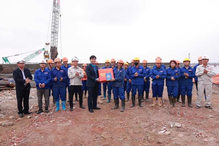 Mr. Nguyen Van Thang - Member of the Presidium of the Vietnam General Confederation of Labour, Chairman of the Hanoi Labor Federation visited and presented gifts to workers working during Tet at some key projects on February 14. Photo: Ngoc Anh