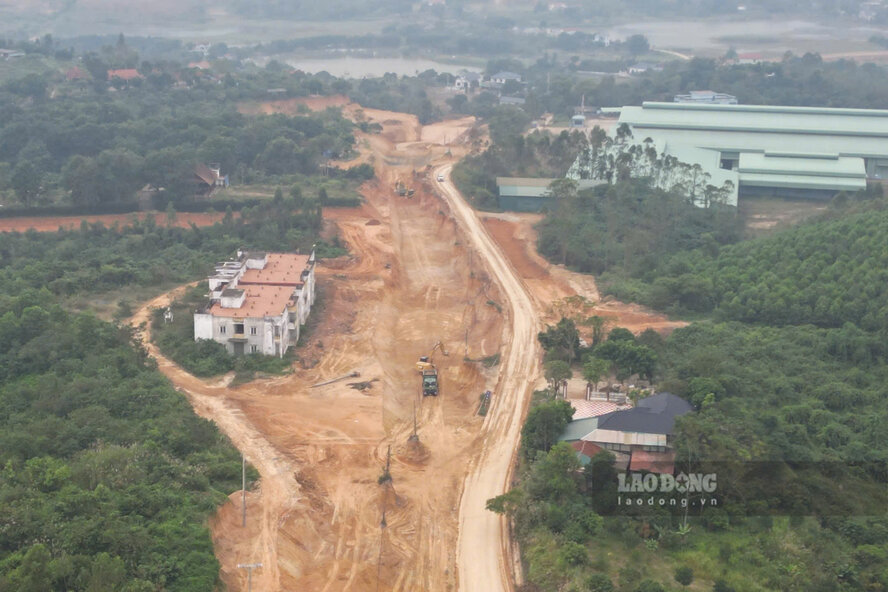 The road invested in renovation and upgrade has a connecting point with the inter-regional road. Photo: To Cong.