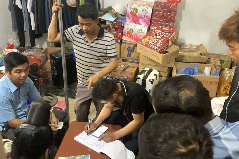 H.H 회사(손라) 대표가 노동력을 계산하고 노동자들에게 미지급금을 지급하고 있습니다. 사진: 민