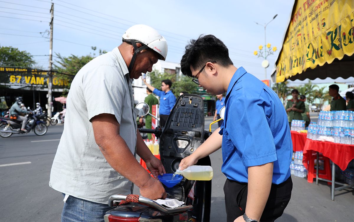 Hỗ trợ xăng. Ảnh: Vũ Tiến 