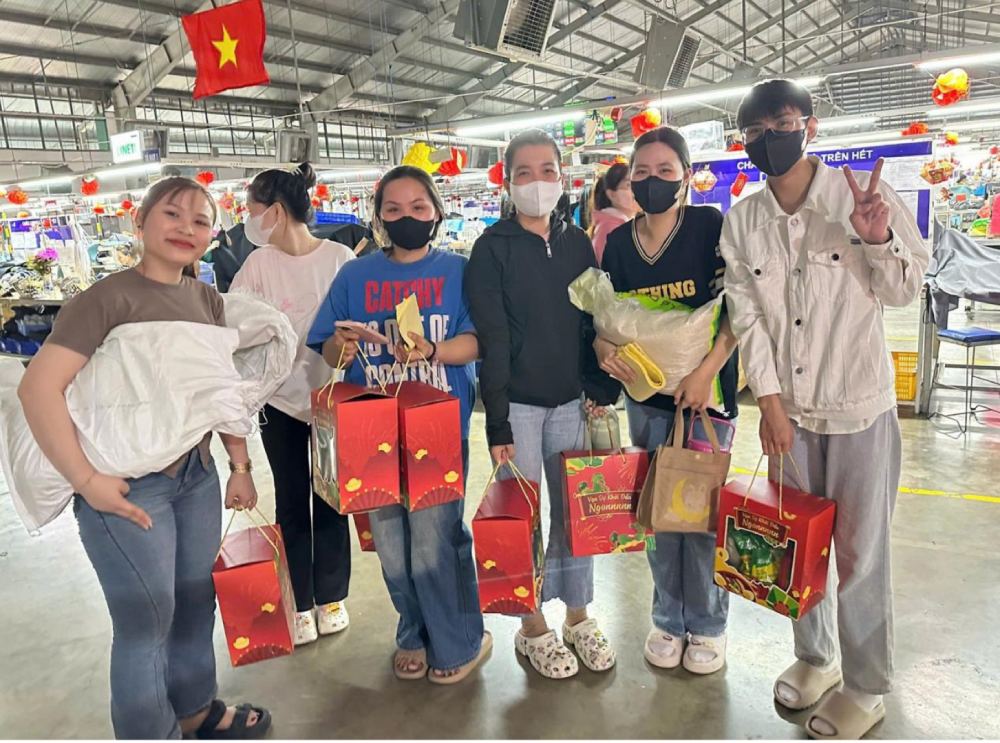 Union members and workers of TBS An Giang excitedly receive Tet gifts. Photo: Trade Union of the Company
