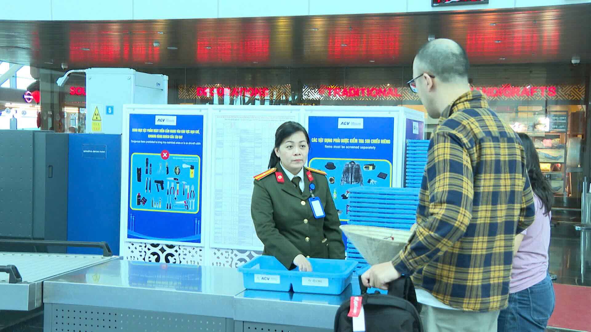 푸바이 국제공항에서 보안을 통제하는 항공 보안군. 사진: 판베