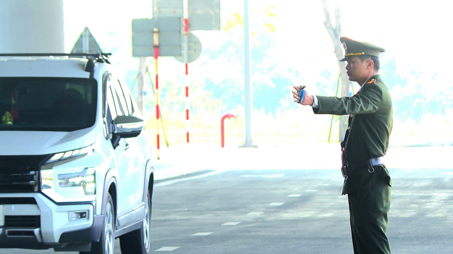 Lực lượng an ninh hàng không đảm bảo an ninh trật tự tại sân bay quốc tế Phú Bài. Ảnh: Phan Bé.