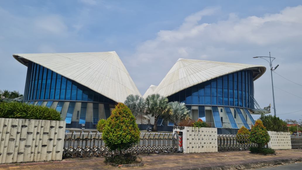 Nhà hát ba nón lá sau khi xây dựng được Kiểm toán chỉ ra nhiều sai phạm, cần khắc phục. Ảnh: Nhật Hồ.