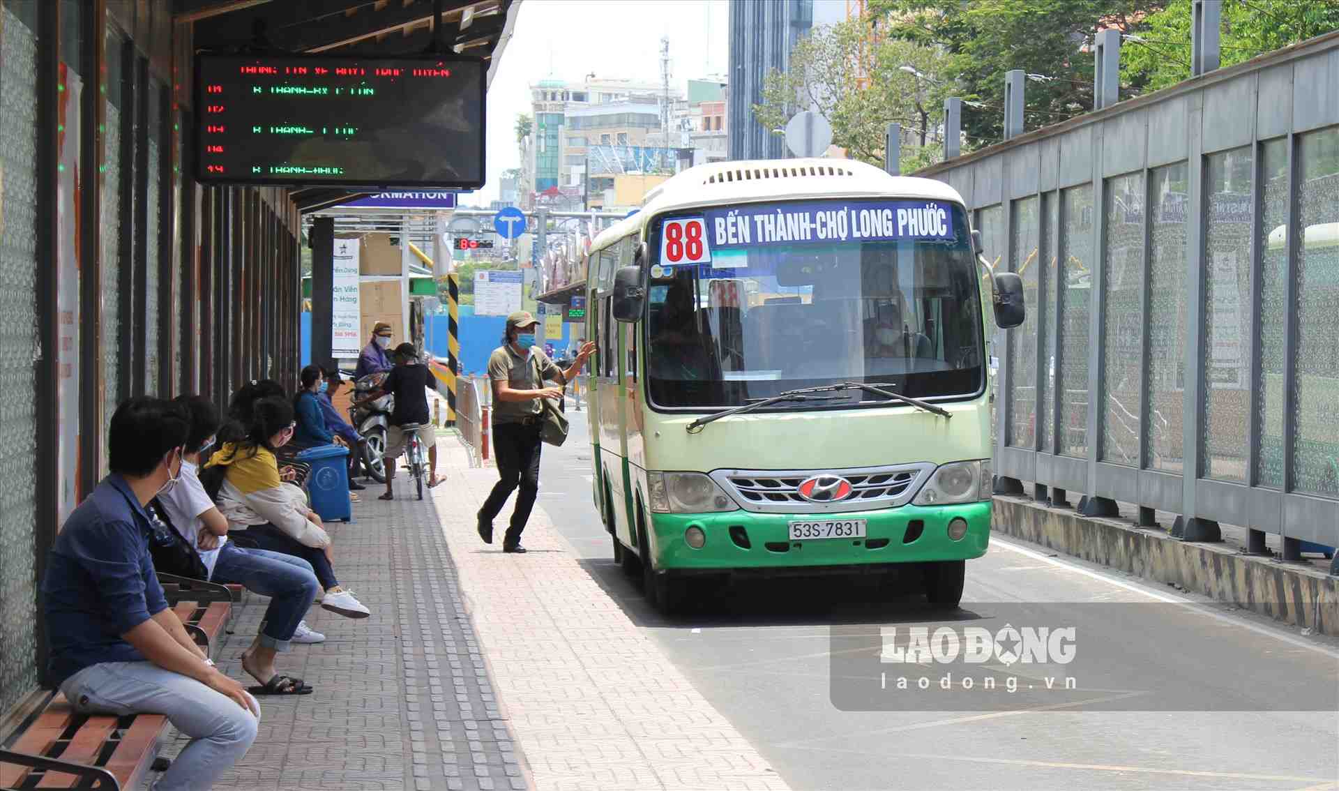 Passengers catch a bus at the transfer station on Ham Nghi street (HCMC). Photo: Chan Phuc