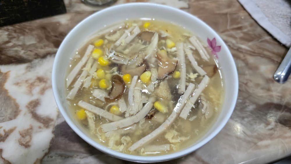 Hot, delicious chicken and corn soup helps change the taste of the year-end party. Photo: Tuan Dat