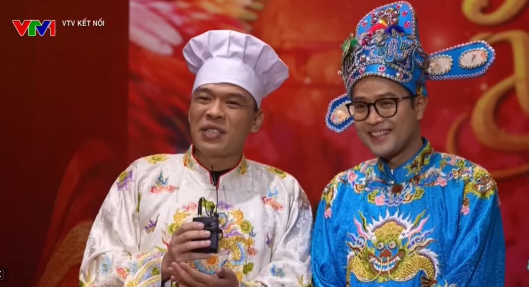 NSƯT Thái Sơn và diễn viên Hà Trung trong trang phục Táo Quân. Ảnh cắt từ video