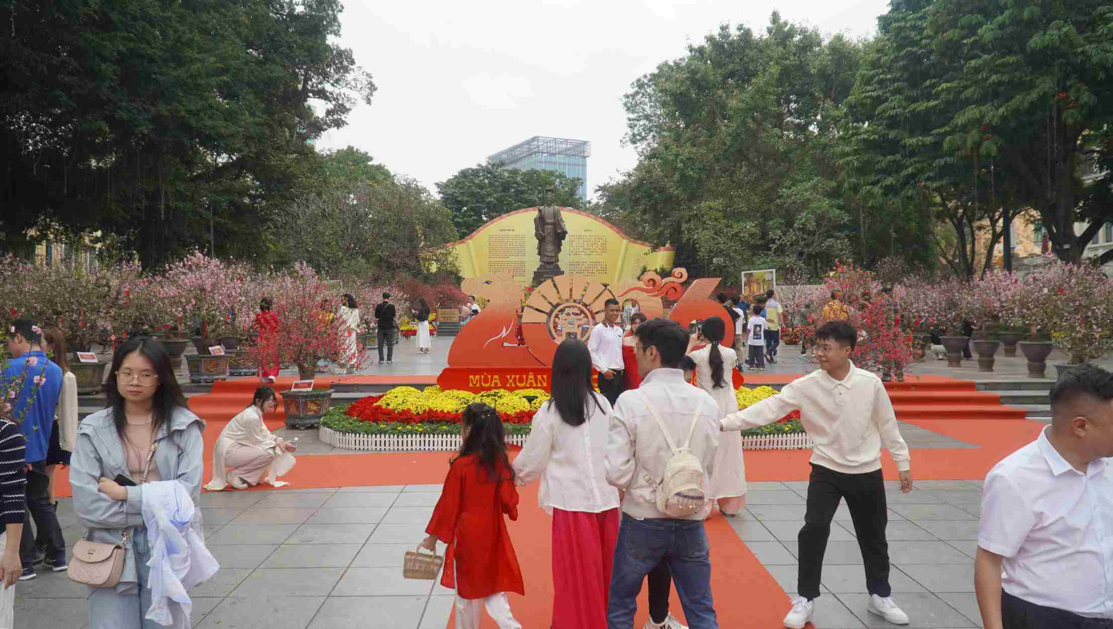 Rất đông du khách lựa chọn du xuân dưới tán đào nở rộ, lưu lại những khoảnh khắc rực rỡ nhất của năm mới.  Ảnh: Minh Vũ 