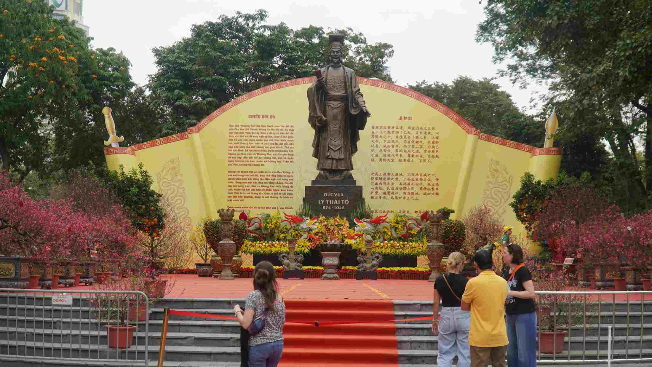 Thích thú khám phá văn hóa Tết, du khách Tây say sưa check-in giữa rừng đào khoe sắc.