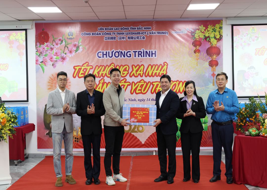 Lãnh đạo Tỉnh ủy, Liên đoàn Lao động tỉnh Bắc Ninh tặng quà, chúc Tết Ban Giám đốc Công ty TNHH Luxshare-ICT (Vân Trung). Ảnh: Quyết Chiến