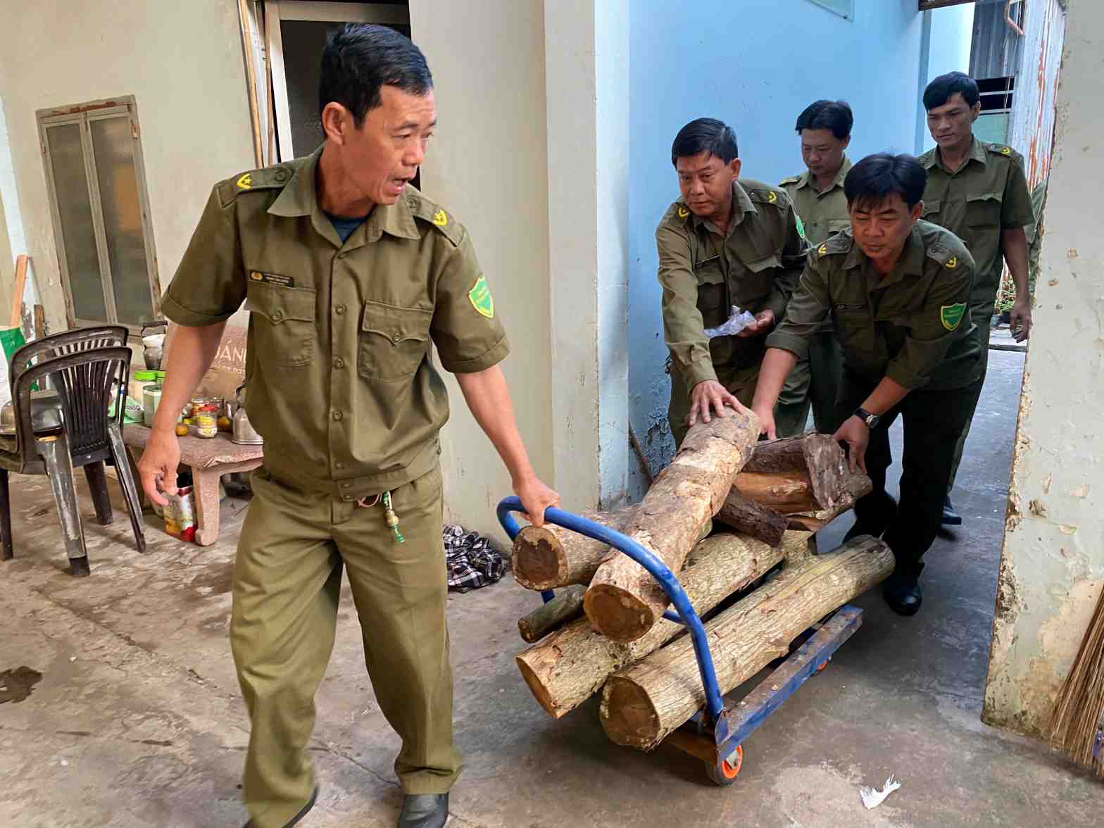 Lực lượng dân phòng chuẩn bị củi nấu bánh. Ảnh: Nhật Hồ.