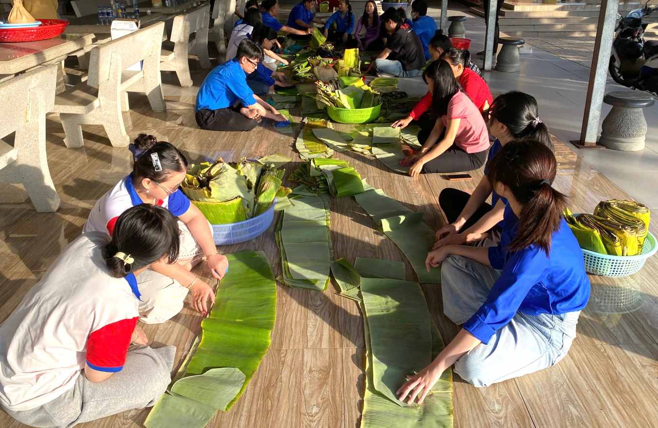 Các bạn trẻ gói bánh tét chuẩn cho trẻ em nghèo, trẻ khó khăn Tết Nguyên đán Bính Ngọ 2026. Ảnh: Nhật Hồ.