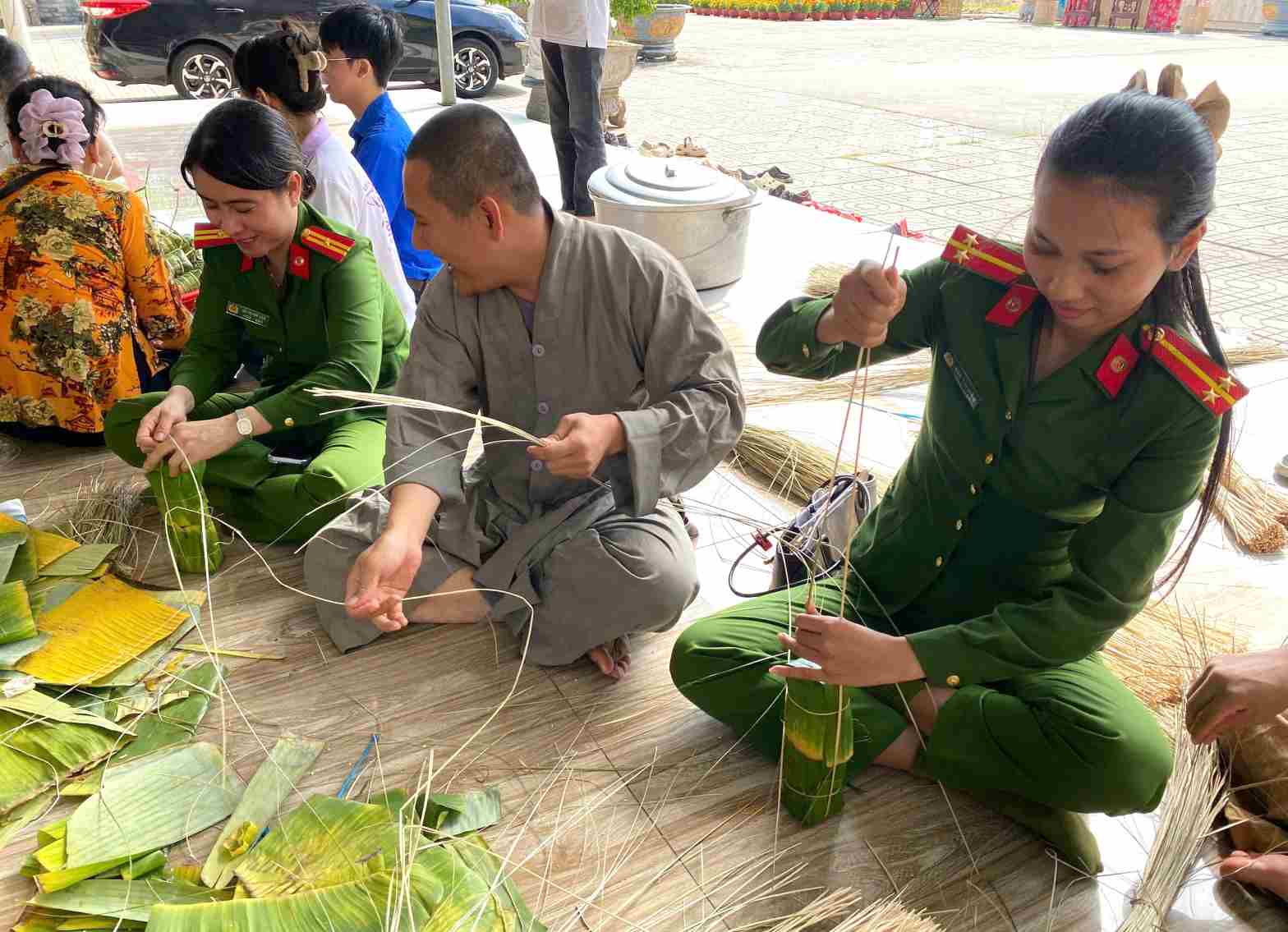 Gói bánh tét cho trẻ em nghèo, trẻ khó khăn Tết Nguyên đán Bính Ngọ tại phường Vĩnh Trạch, tỉnh Cà Mau. Ảnh: Nhật Hồ.