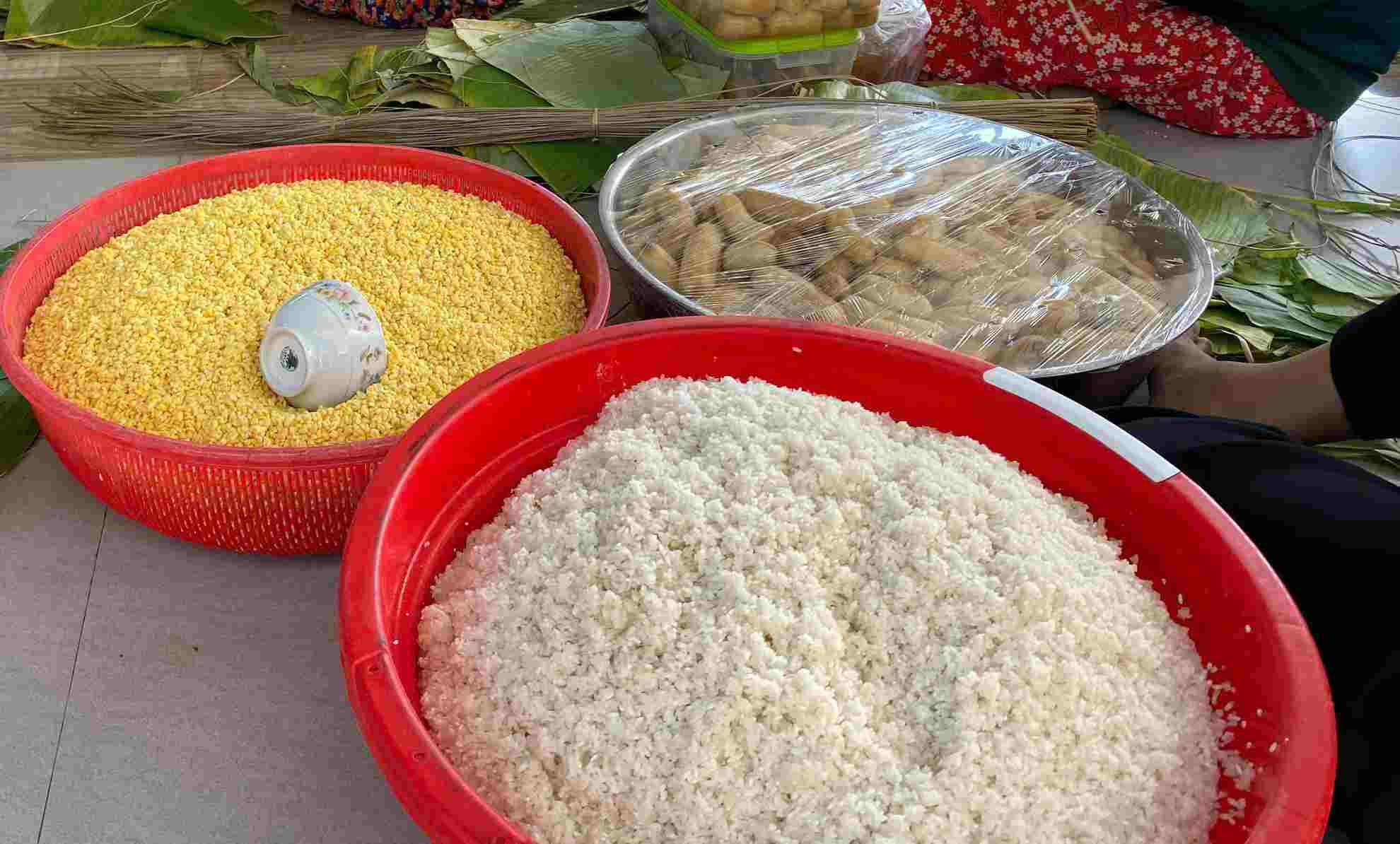 Nguyên liệu làm nên bánh tét được vận động trong nhân dân. Ảnh: Nhật Hồ.