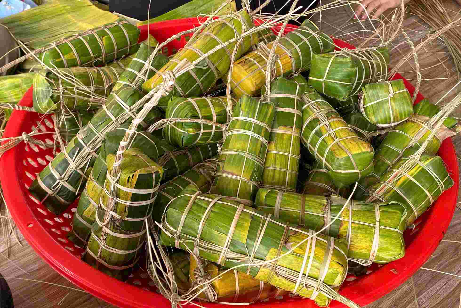 Bánh tét chuẩn bị mang đi nấu. Ảnh: Nhật Hồ.