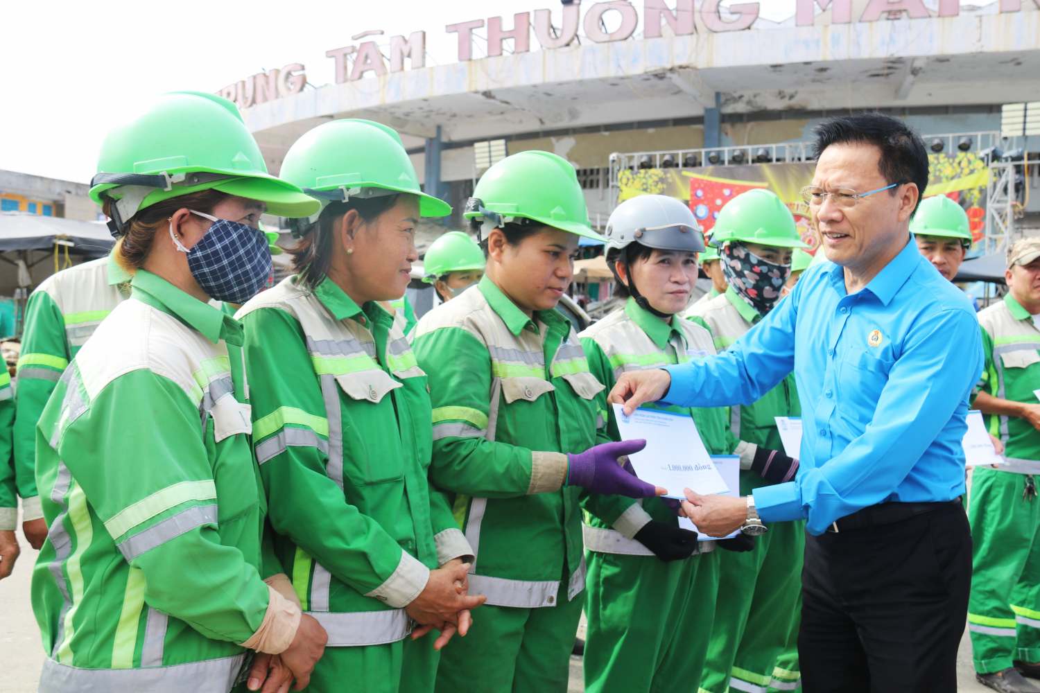 Mr. Phan Thanh Liem - Vice Chairman of the Provincial Vietnam Fatherland Front Committee, Chairman of the Khanh Hoa Provincial Labor Federation presents late Tet gifts to workers. Photo: Phuong Linh