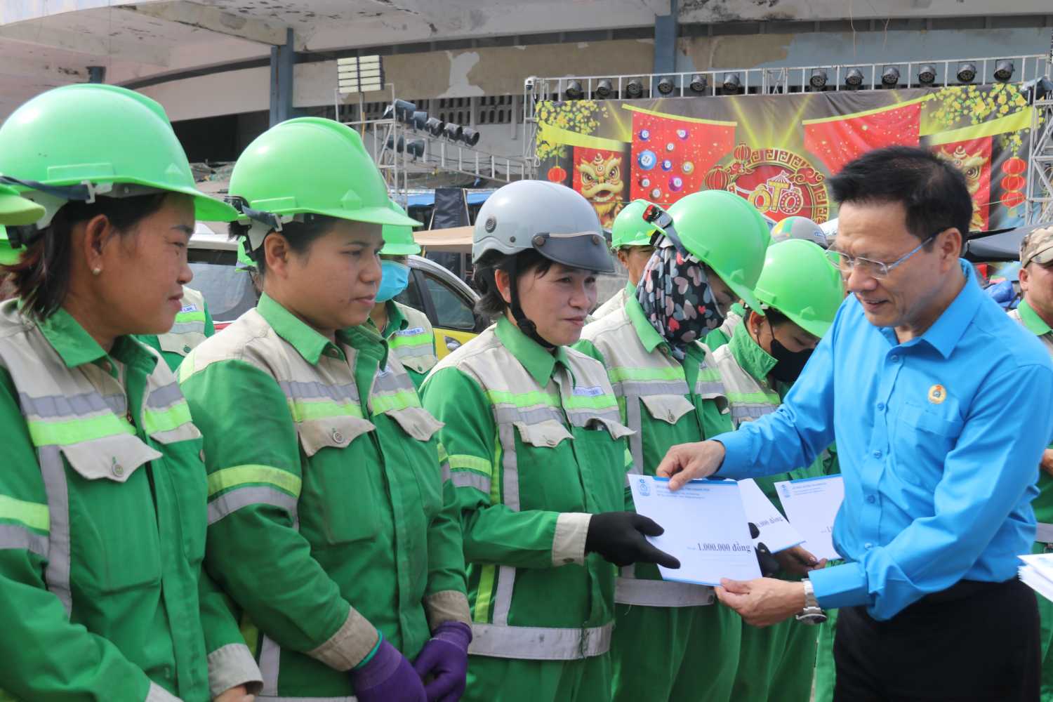 Ông Phan Thanh Liêm - Phó Chủ tịch Ủy ban MTTQ Việt Nam tỉnh, Chủ tịch LĐLĐ tỉnh Khánh Hòa trao quà Tết muộn đến công nhân vệ sinh môi trường. Ảnh: Phương Linh