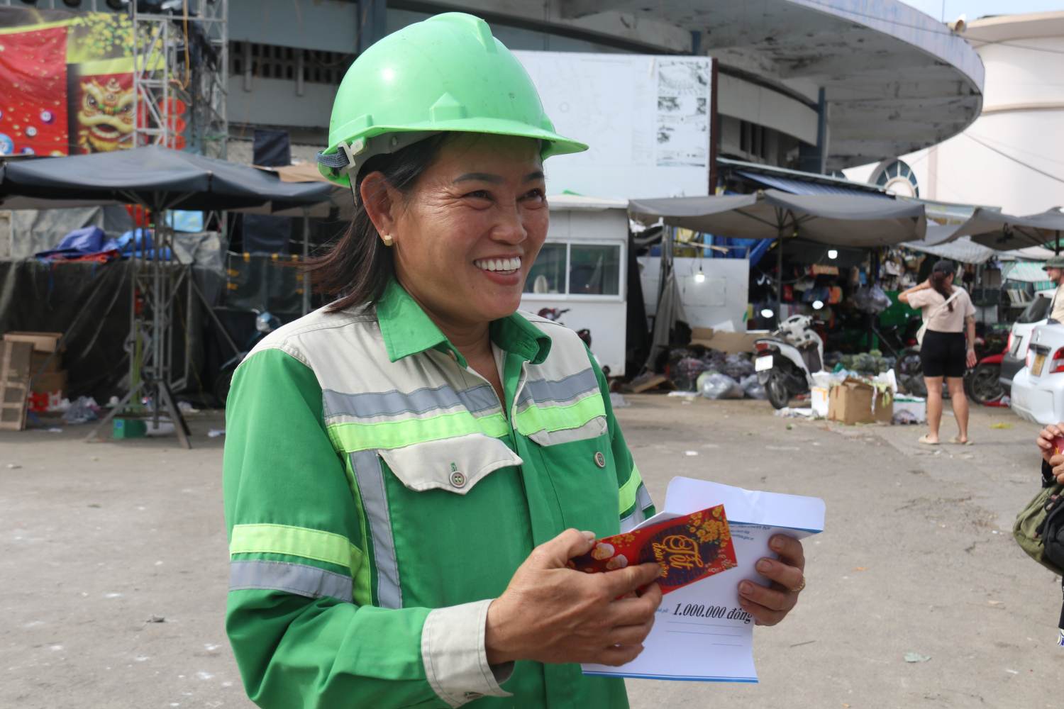 Chị Út - công nhân vệ sinh môi trường ở Nha Trang không giấu được niềm vui khi nhận món quà Tết sớm từ công đoàn. Ảnh: Phương Linh