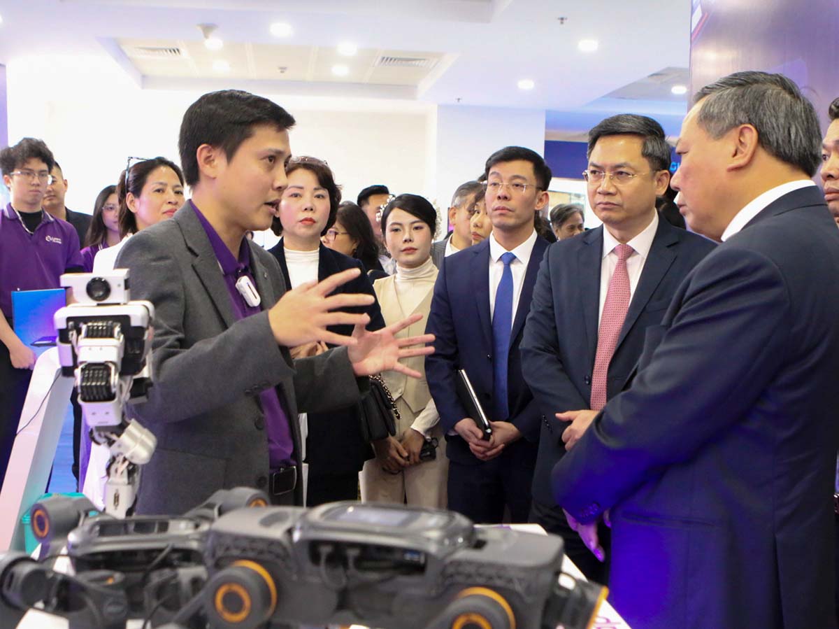 Mr. Le Van Tri, General Director of Learn to Leap Company, presents the STEM AI Lab solution integrating smart classrooms at DTMarket, which is shaped as a market connecting practical needs with practical solutions. Photo: HanoTEX
