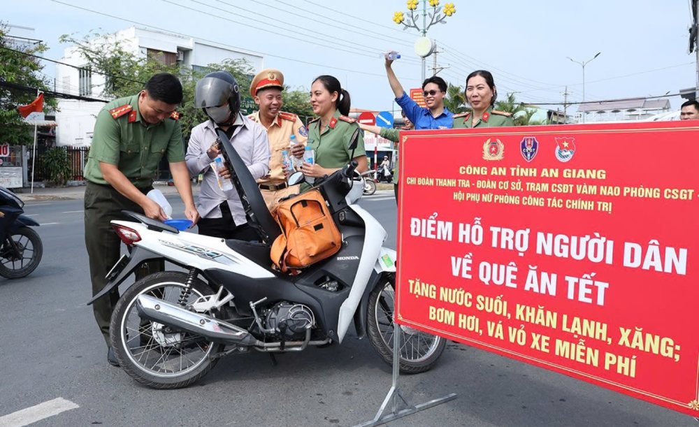 Police support vehicle inspection and free refueling for people returning to their hometowns for Tet. Photo: An Giang Police
