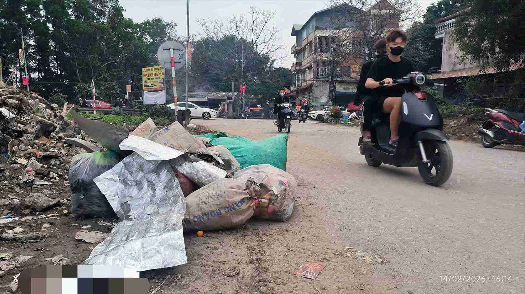 Đầu làng Tráng Vũ vẫn bị vứt rác trái phép dù đã lắp biển cấm. Ảnh: Xã Hoàn Long