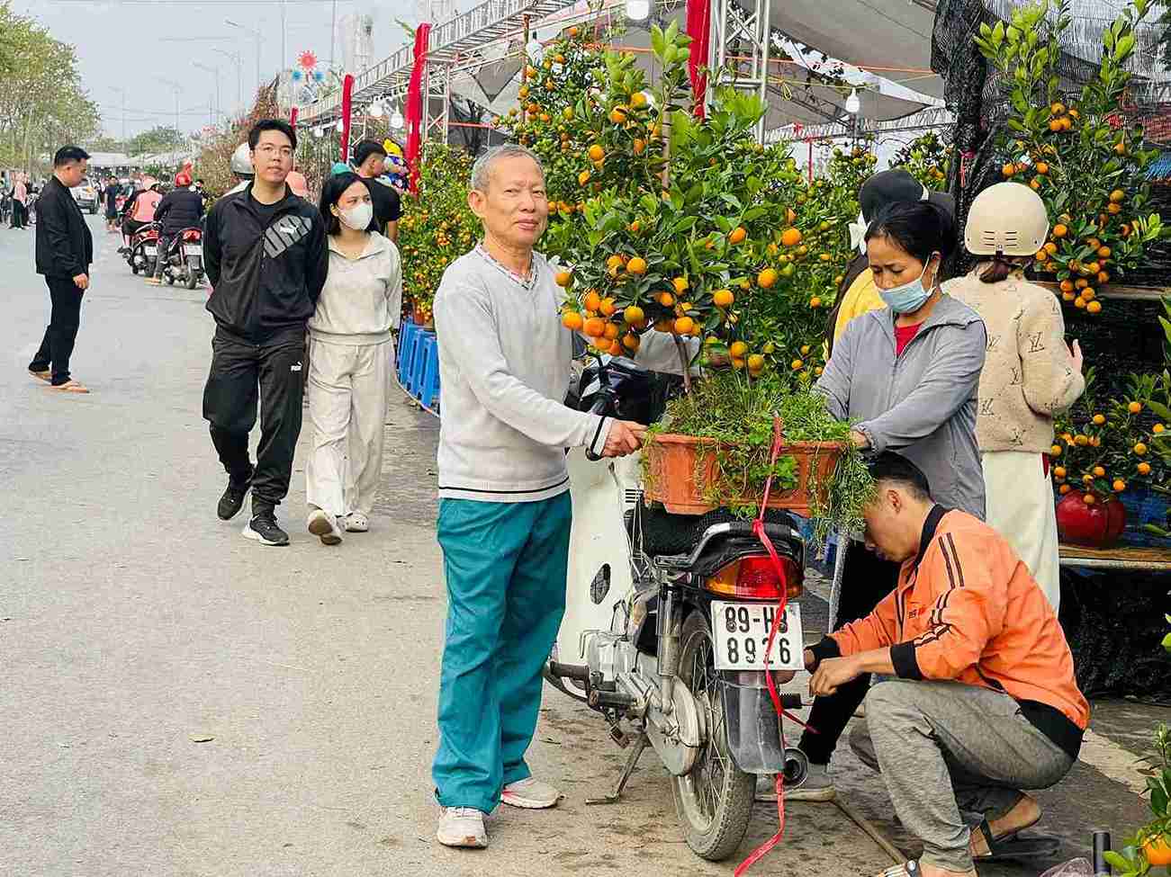 Không khí mua bán diễn ra liên tục từ chiều đến tối tại khu vực chợ hoa Xuân. Ảnh: Mai Hương