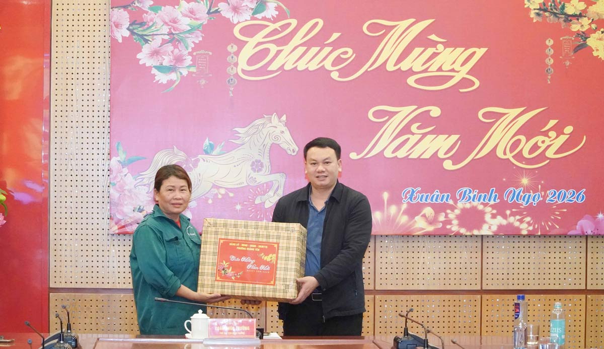 Mr. Doan Phuc Truong, Vice Chairman of Quang Yen Ward People's Committee, meets, gives gifts, and wishes Tet to members of 3 garbage collection teams in the ward. Photo: Quang Yen Ward Trade Union