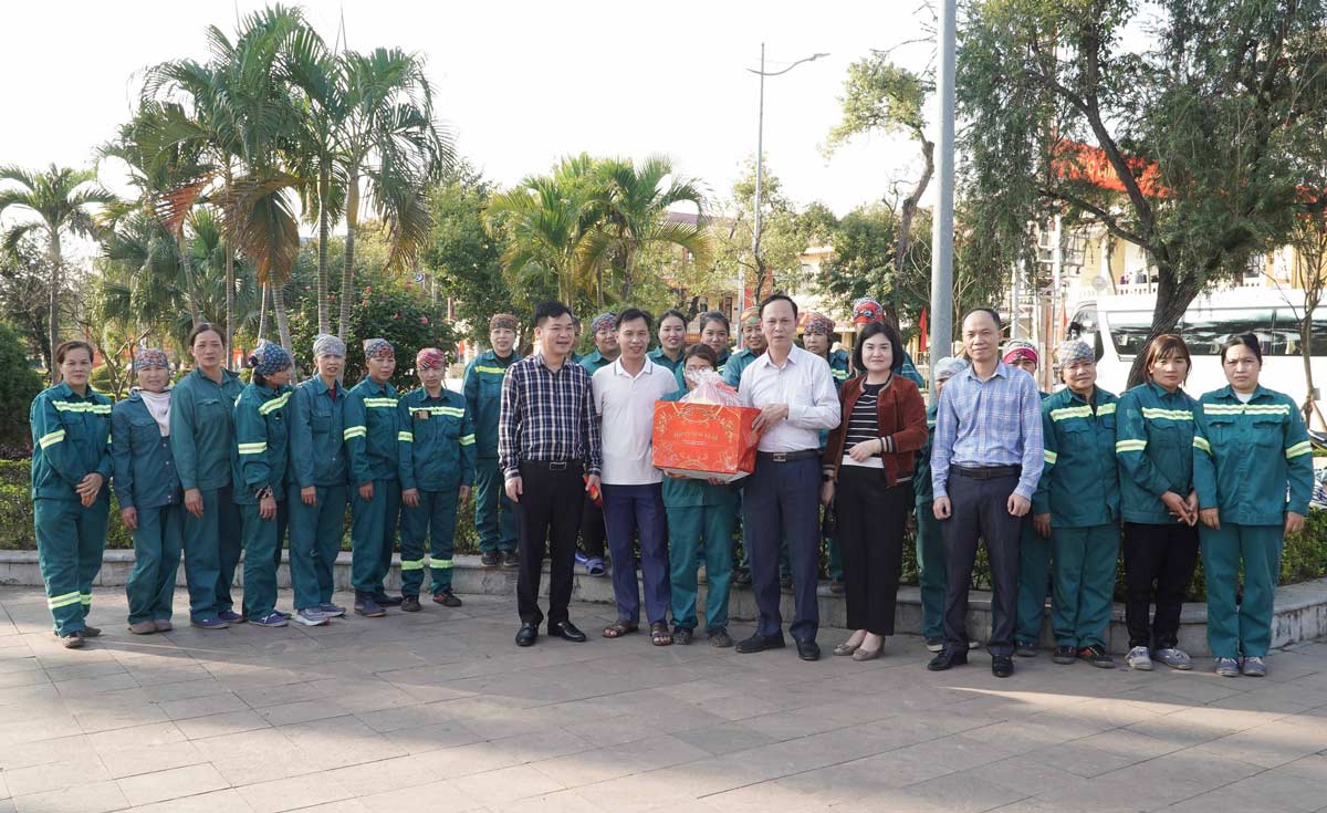 Ông Nguyễn Văn Bắc, Phó Bí thư Đảng ủy, Chủ tịch UBND phường cùng công đoàn phường Quảng Yên tặng quà cho công nhân Công ty CP Giao thông Công chính Quảng Yên. Ảnh: Công đoàn phường Quảng Yên