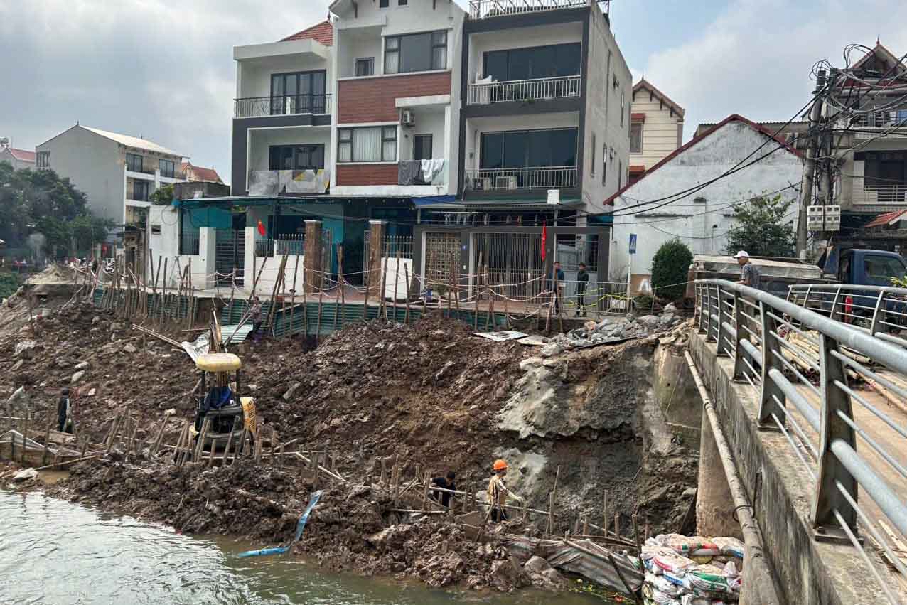 떠이뜨우동(하노이) 지역의 페오강 우안 K3+050 및 K3+310 위치의 긴급 붕괴 처리 프로젝트 건설 현장. 사진: 떠이뜨우동 TTĐT