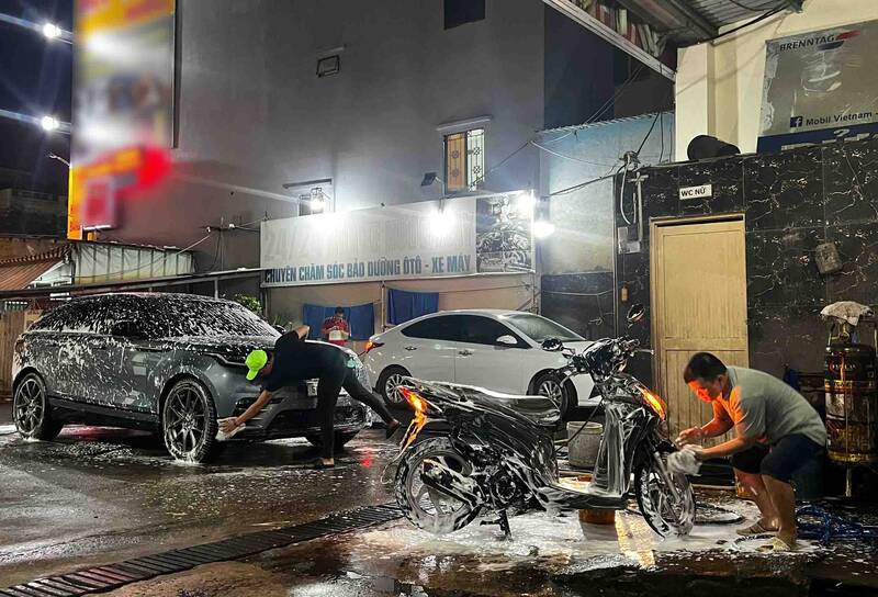 Dịch vụ rửa xe, bảo dưỡng xe tại TPHCM đắt khách. Ảnh: Hạ Mây 