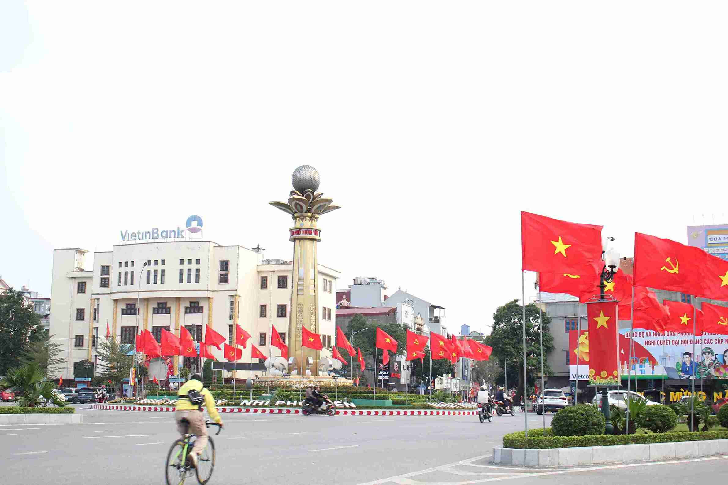 Các tuyến phố chính ở Hưng Yên được trang hoàng đồng bộ, tạo diện mạo đô thị khang trang, sạch đẹp. Ảnh: Mai Hương