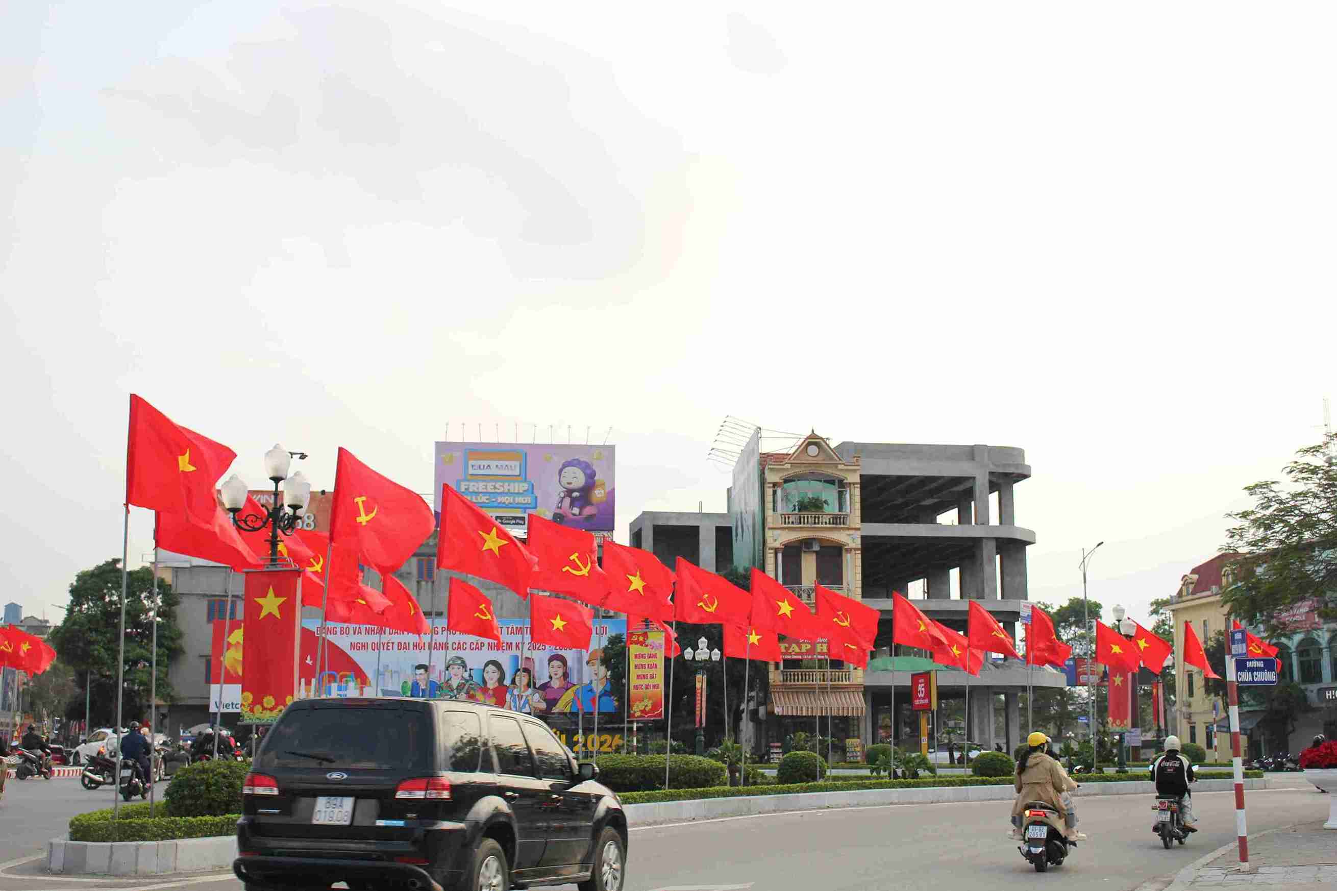 Các trục đường lớn rực rỡ sắc màu trang trí, làm nổi bật diện mạo đô thị Hưng Yên dịp cuối năm.