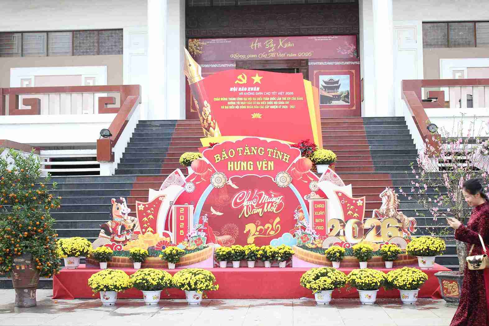 Bảo tàng tỉnh Hưng Yên được trang trí cờ hoa, góp phần tạo không khí đón năm mới. Ảnh: Mai Hương