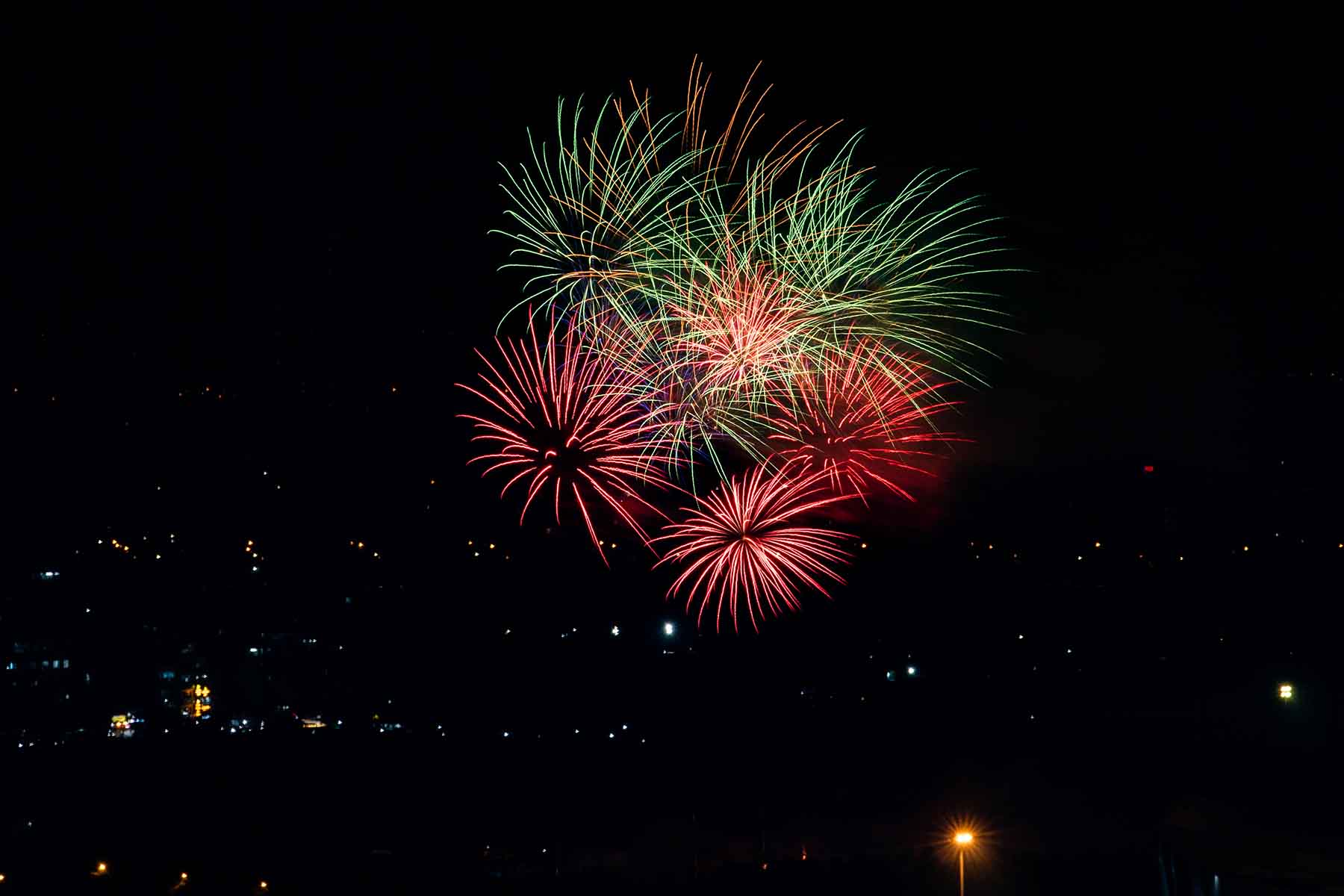Pháo hoa rực rỡ trên bầu trời đêm chào đón năm mới. Ảnh: Hải Nguyễn