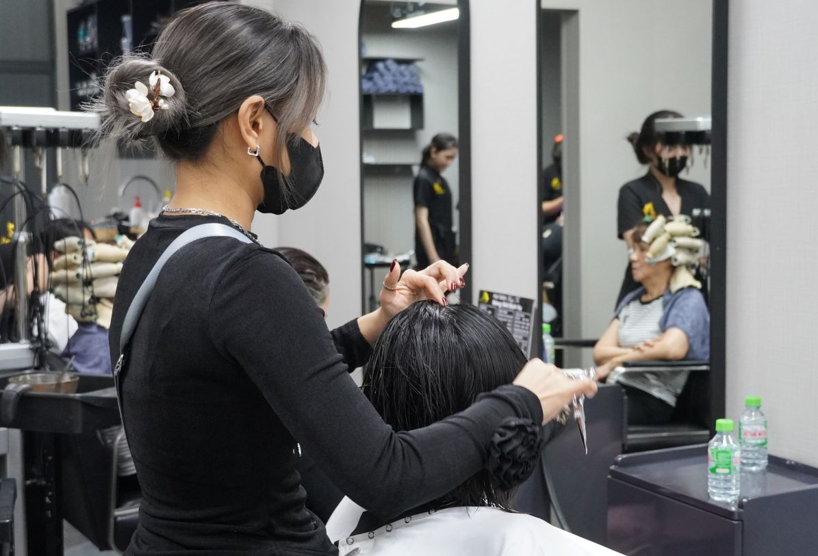 Những ngày cuối năm là thời điểm cao điểm của ngành làm đẹp. Ảnh: Phương Anh