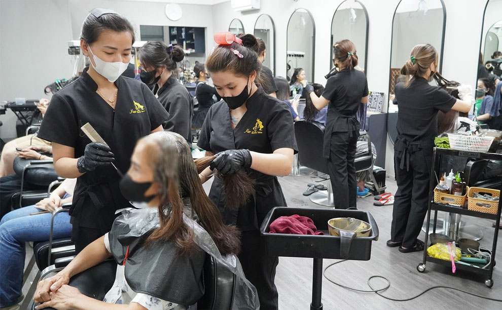 Không khí nhộn nhịp tại một salon tóc ở phường Phú Lợi (TP Cần Thơ) những ngày cận Tết. Ảnh: Phương Anh