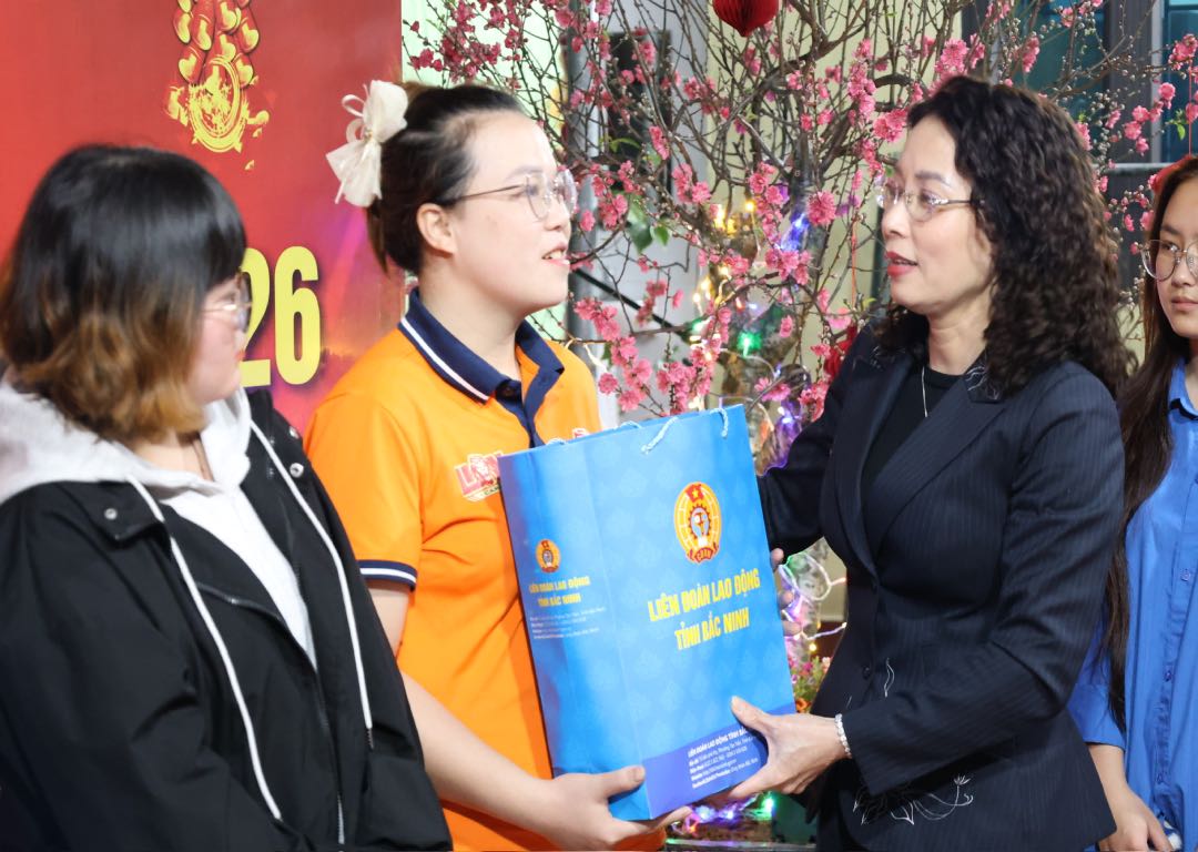 Comrade Nguyen Thi Huong - Standing Deputy Secretary of Bac Ninh Provincial Party Committee visits and encourages union members and workers. Photo: Quyet Chien