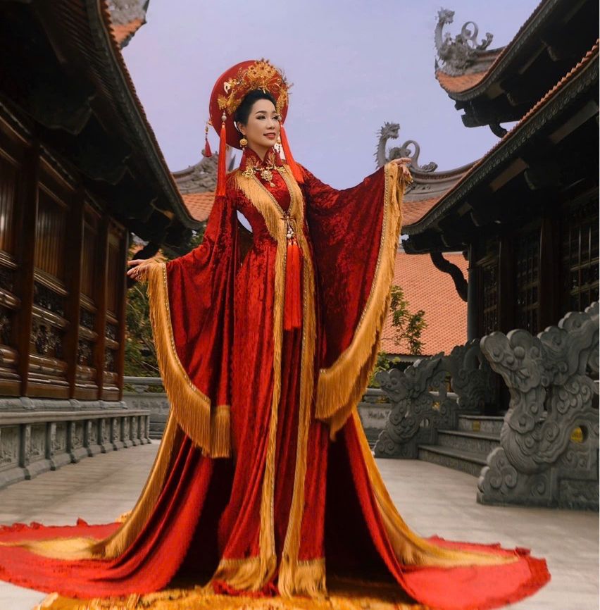 Bộ ảnh áo dài lần này vì thế không đơn thuần là sản phẩm thời trang, mà còn là lời chúc xuân ý nghĩa từ NSND Trịnh Kim Chi gửi đến công chúng. Qua hình ảnh rực rỡ, nữ nghệ sĩ mong muốn lan tỏa năng lượng tích cực, tôn vinh bản sắc dân tộc và nhắc nhớ rằng, dù thời gian thay đổi, tà áo dài vẫn luôn là biểu tượng đẹp của văn hóa Việt mỗi độ Tết đến, xuân về.