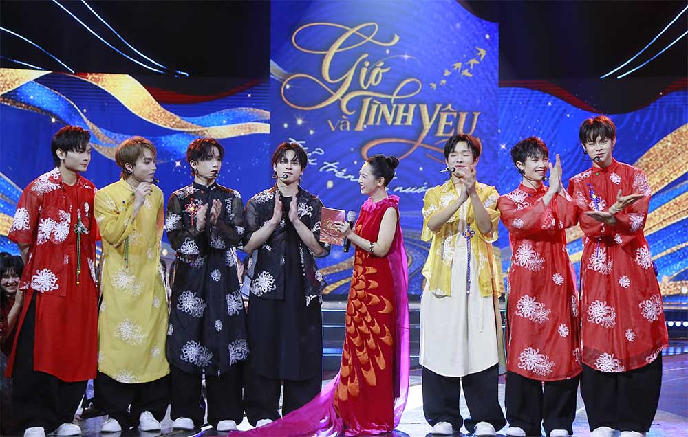 “Gió và tình yêu thổi trên đất nước tôi” có sự tham gia của nhiều nghệ sĩ danh tiếng như Tùng Dương, Đông Nhi, “anh trai say hi” Song Luân, “chị đẹp” Dương Hoàng Yến... Ảnh: VTV