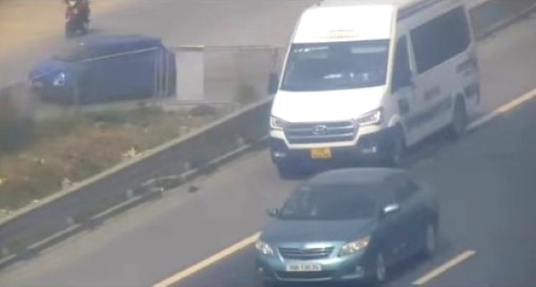 Passenger cars enter the emergency stop lane on the Hanoi - Hai Phong expressway. Photo: Traffic Police Department
