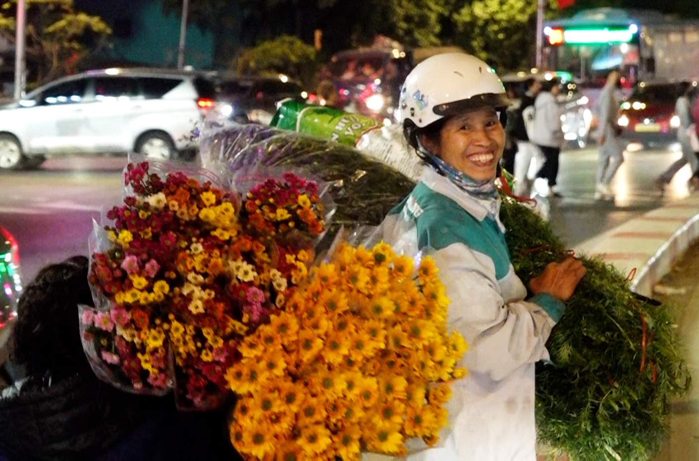 Feeling the spring rhythm from Hanoi's largest flower market on the night of the 27th of Tet