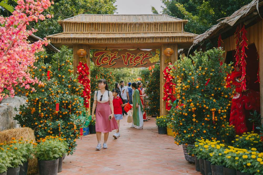 Du khách du xuân tại Cantho Eco Resort. Ảnh: Tạ Quang